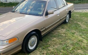 Ford-crown-victoria-1993-3
