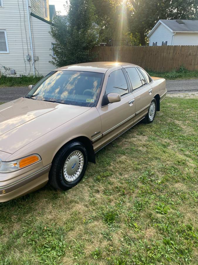 Ford-crown-victoria-1993-3