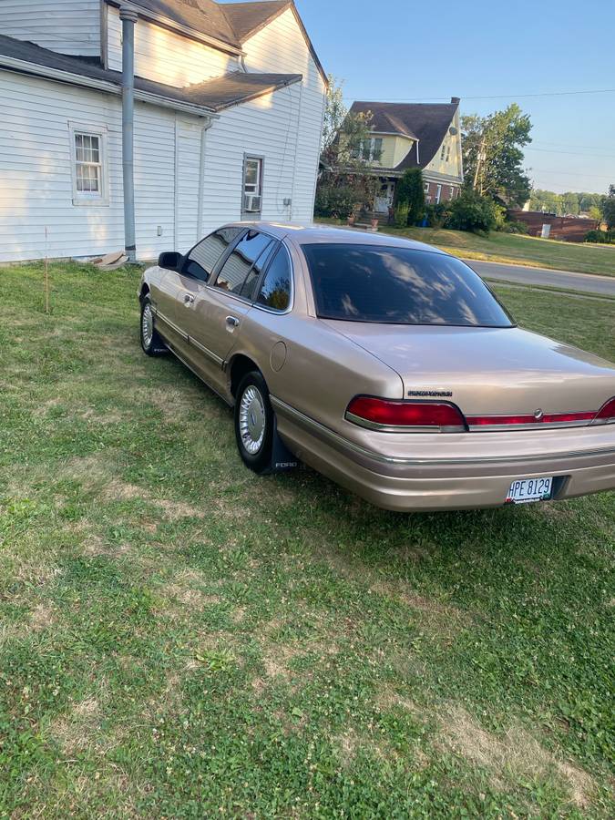 Ford-crown-victoria-1993