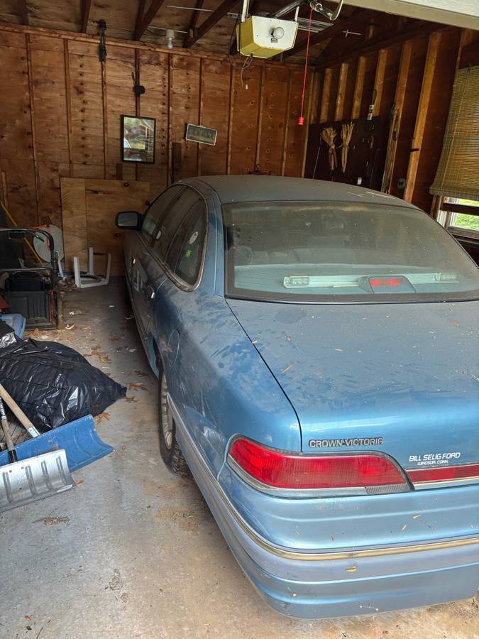 Ford-crown-victoria-1994-blue