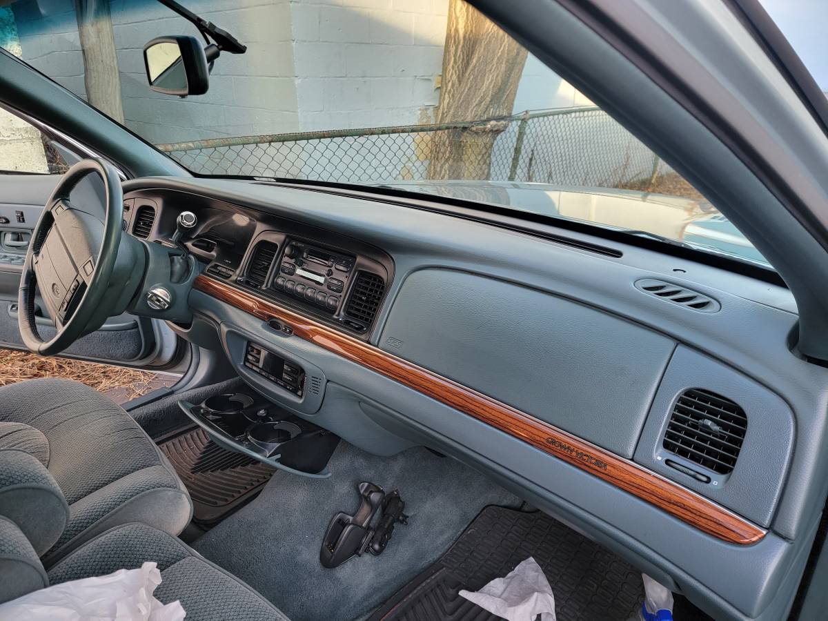 Ford-crown-victoria-1995-1