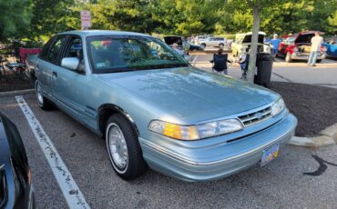Ford-crown-victoria-1995-10