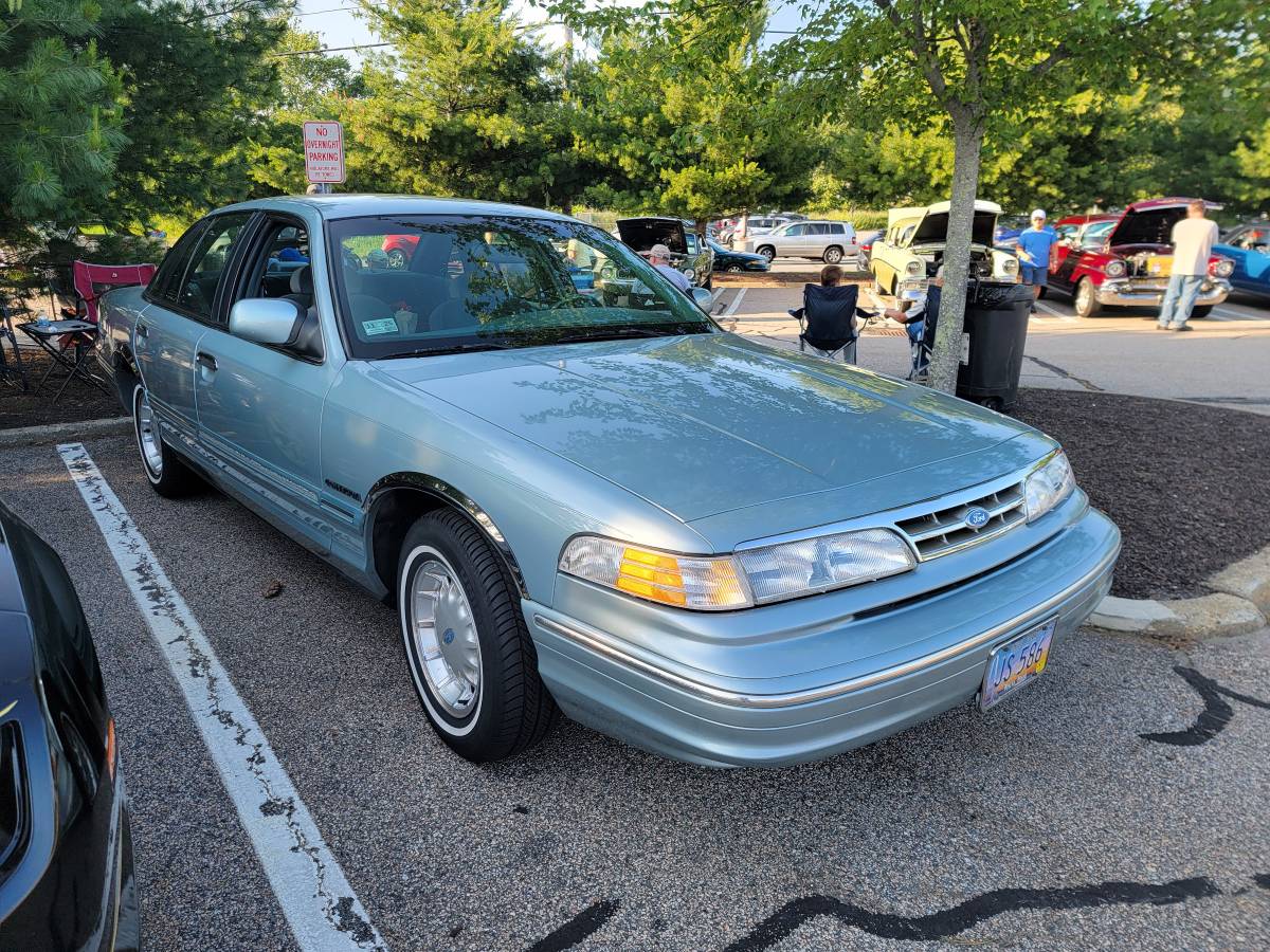 Ford-crown-victoria-1995-10
