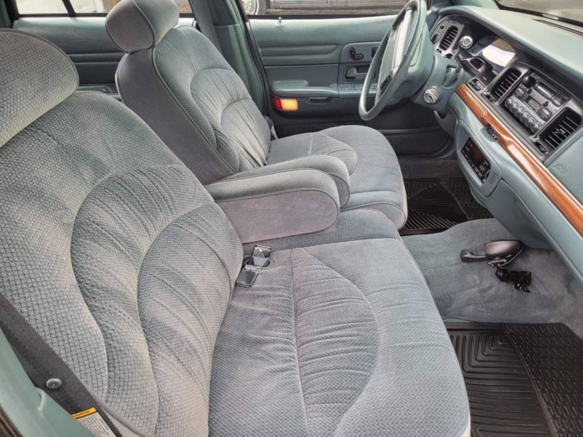 Ford-crown-victoria-1995-11