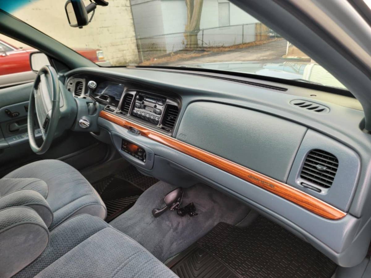 Ford-crown-victoria-1995-12