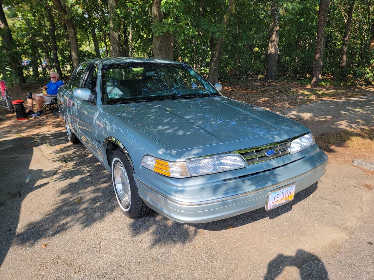 Ford-crown-victoria-1995-14