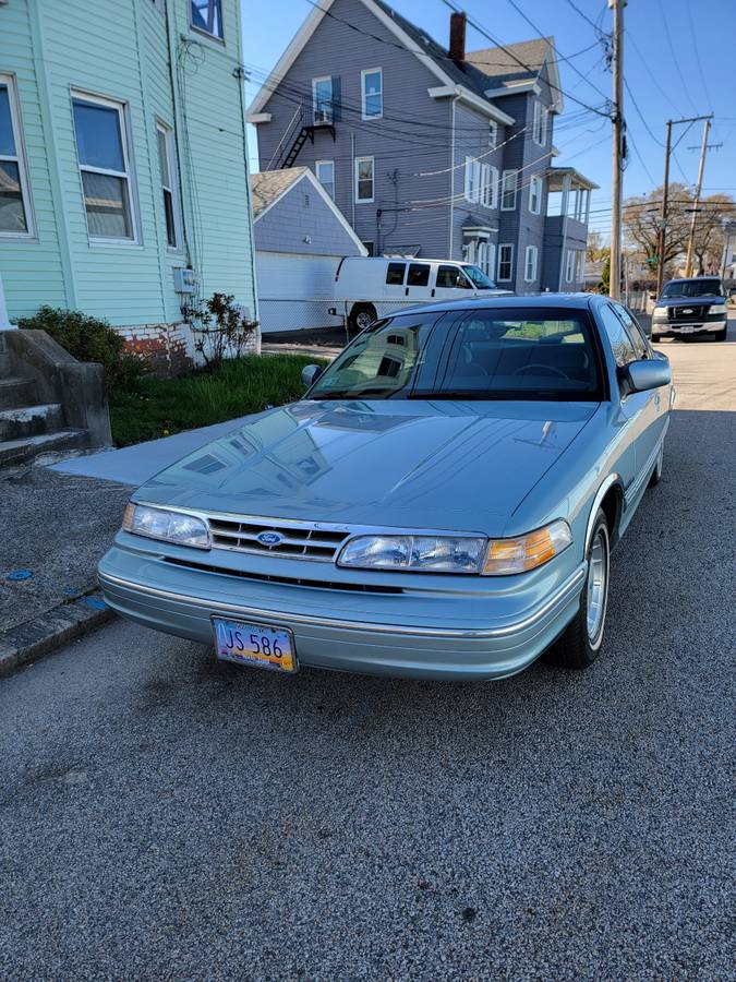 Ford-crown-victoria-1995-16