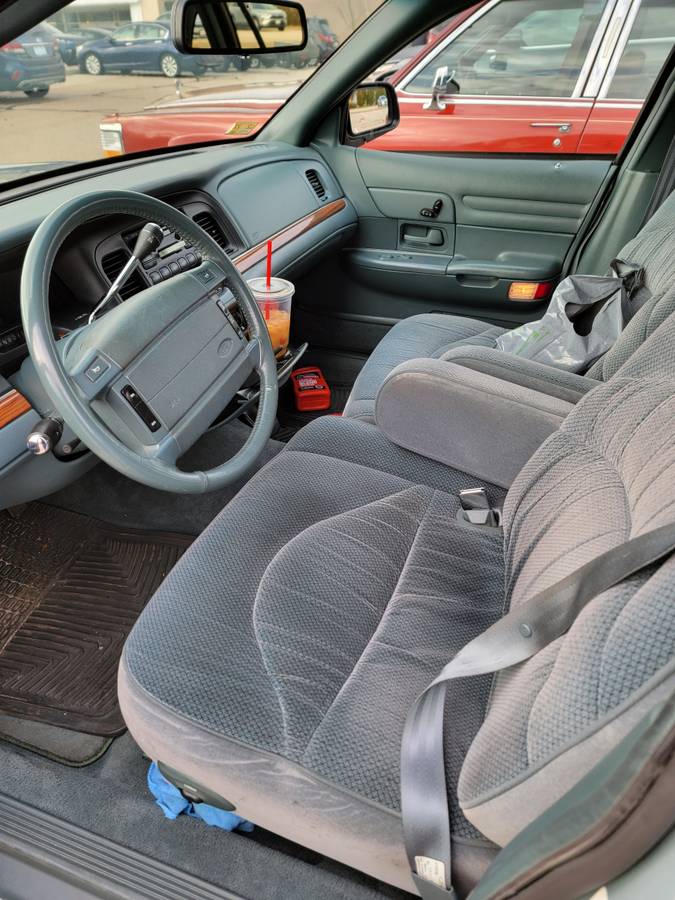 Ford-crown-victoria-1995-18