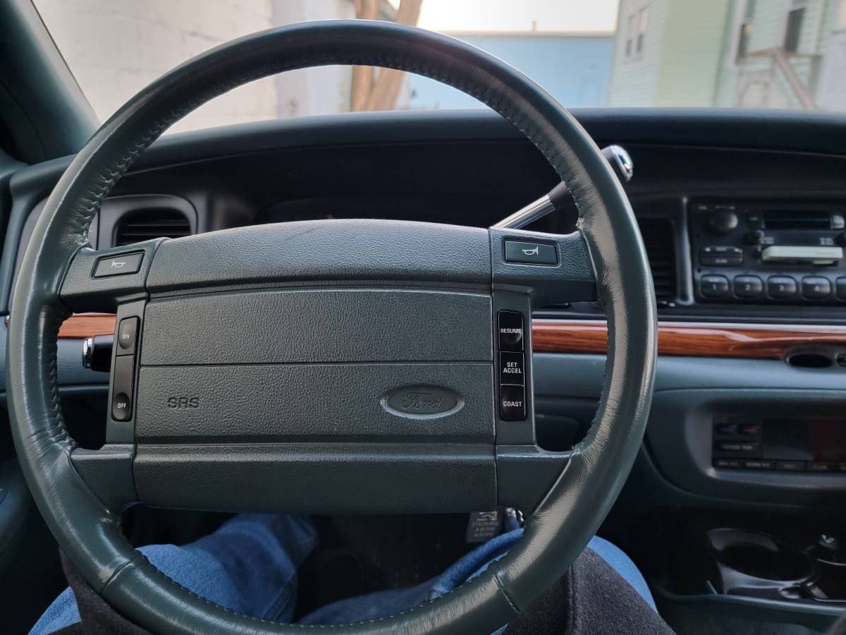 Ford-crown-victoria-1995-2