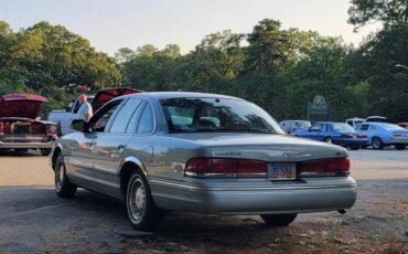Ford-crown-victoria-1995-3