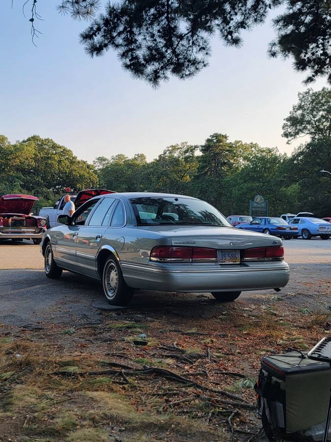 Ford-crown-victoria-1995-3