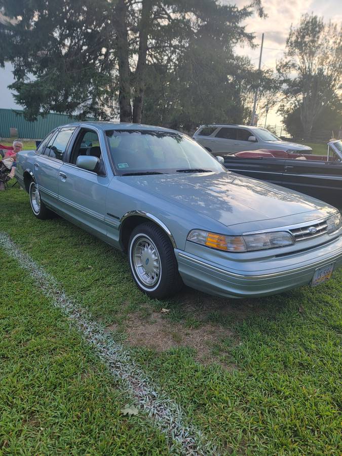 Ford-crown-victoria-1995-4