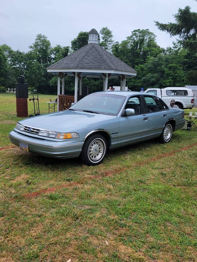 Ford-crown-victoria-1995-6