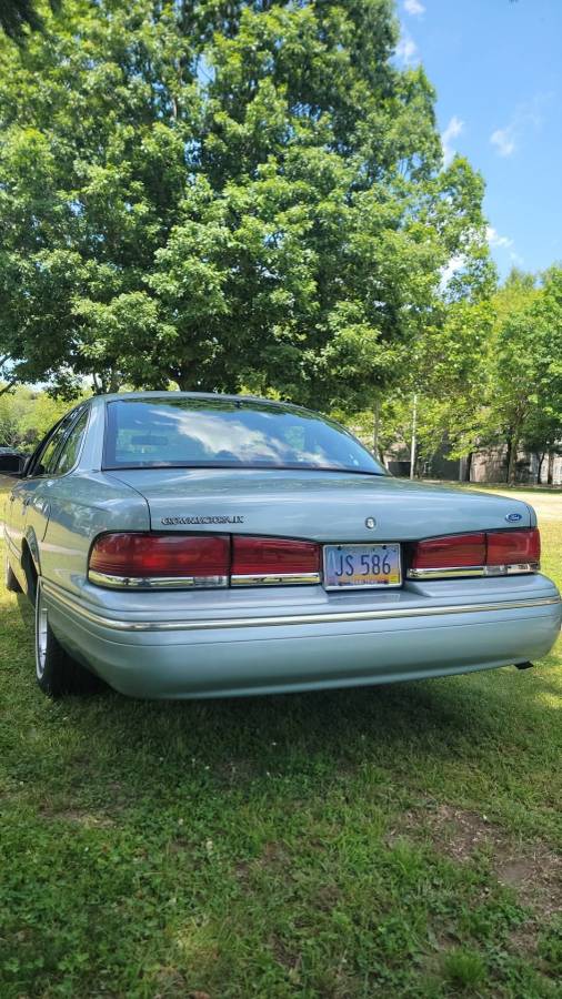 Ford-crown-victoria-1995-7