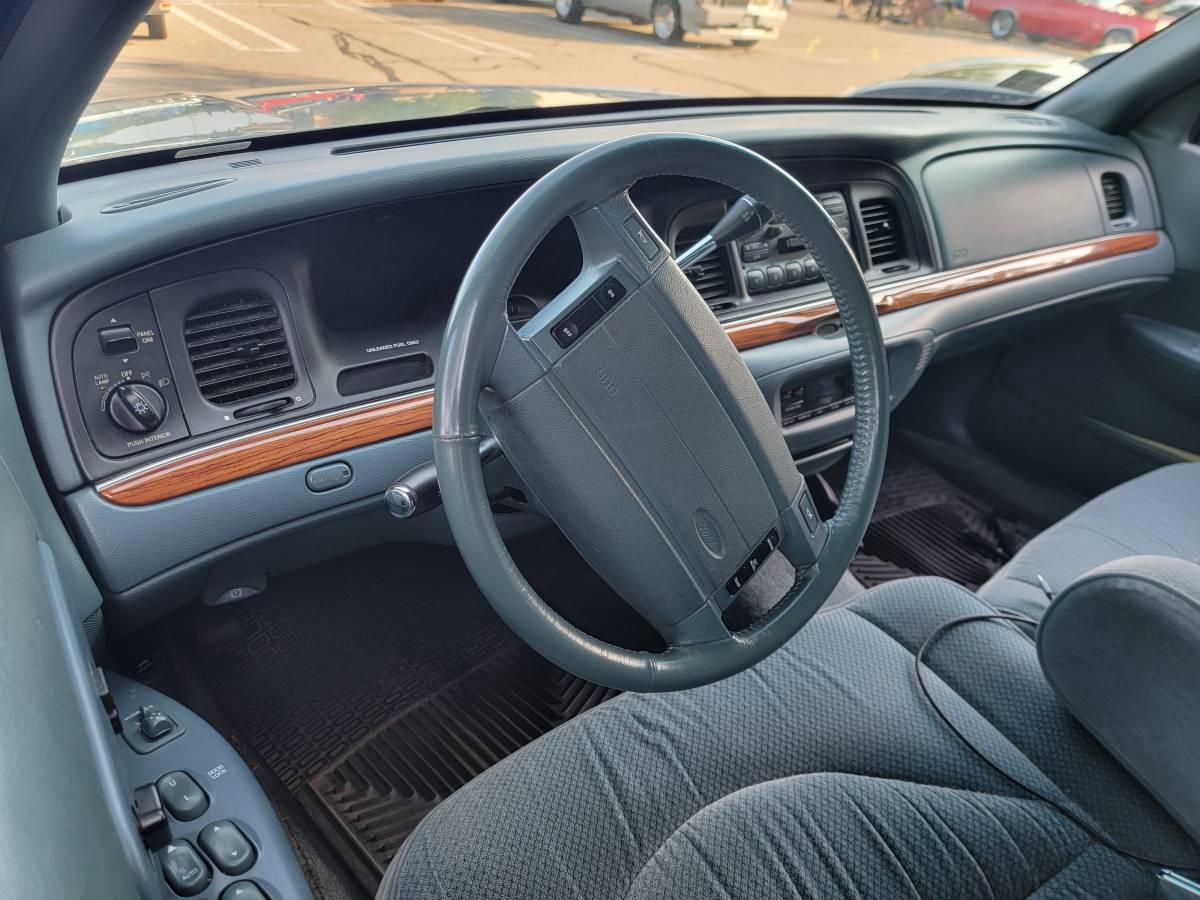 Ford-crown-victoria-1995-8