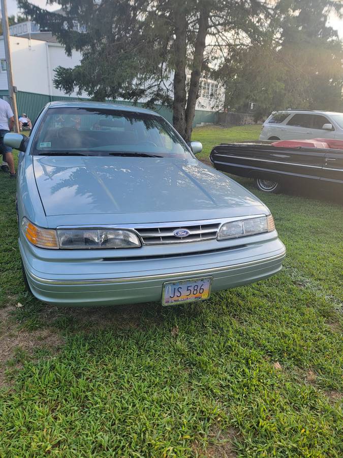 Ford-crown-victoria-1995