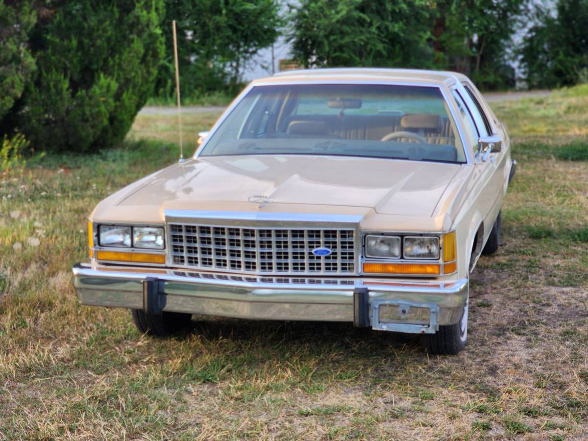 Ford-crown-victoria-ltd-1986-3