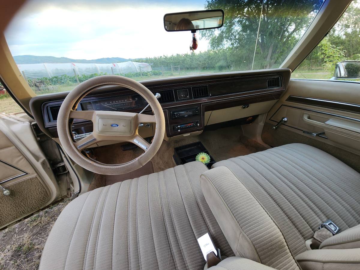 Ford-crown-victoria-ltd-1986-7