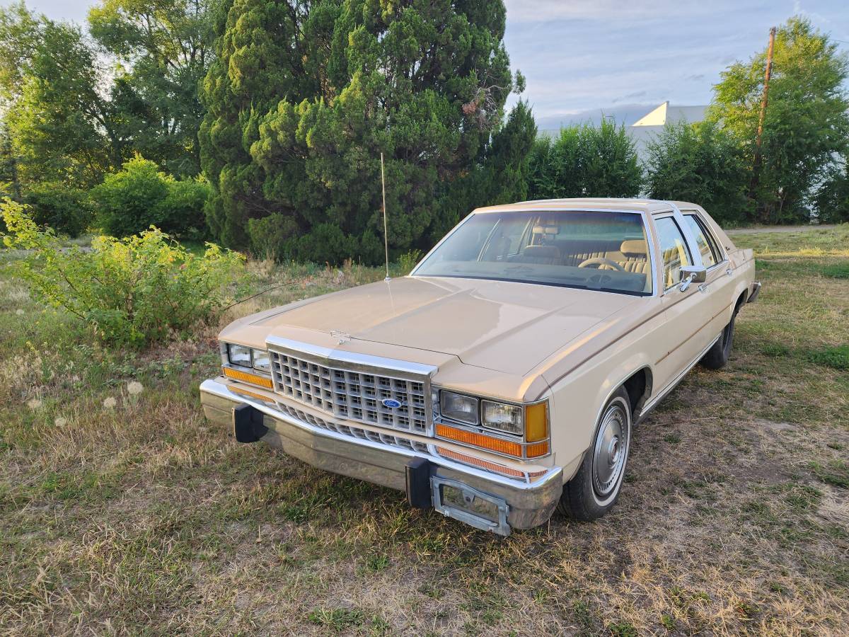 Ford-crown-victoria-ltd-1986