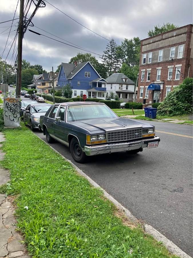 Ford-crown-victoria-ltd-1987-blue
