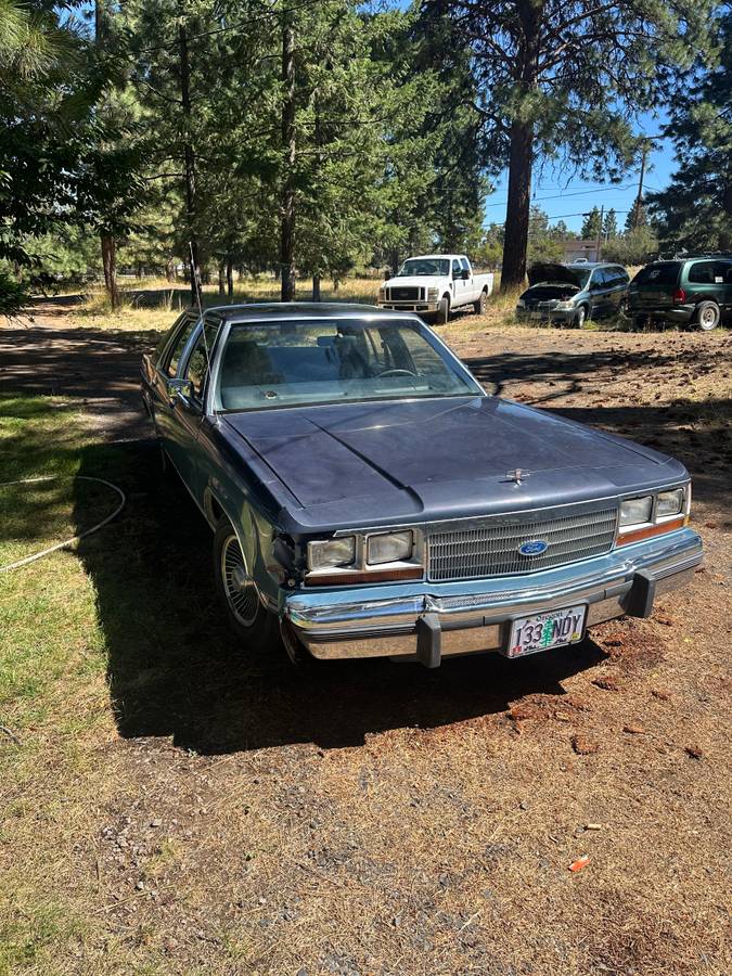 Ford-crown-victoria-ltd-crown-victoria-lx-1988-blue-1