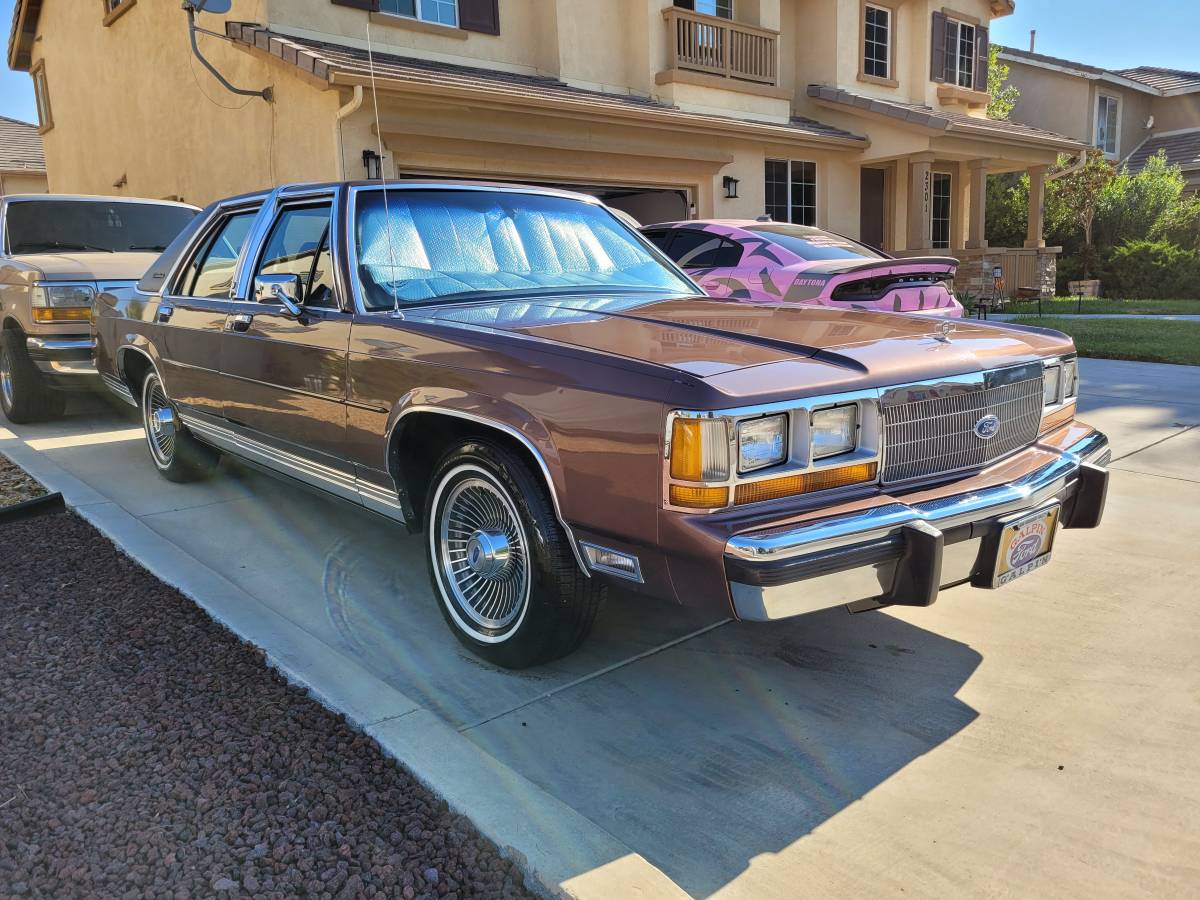 Ford-crown-victoria-lx-1989-12