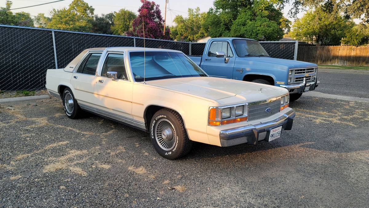 Ford-crown-victoria-lx-1990-white-1