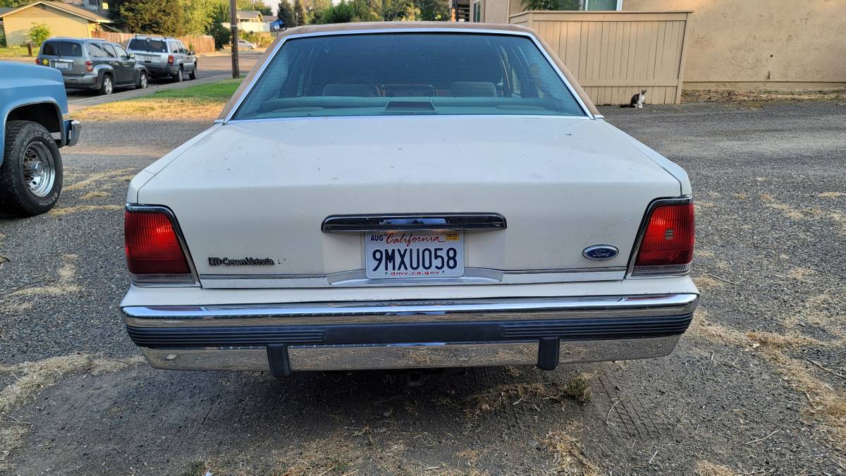 Ford-crown-victoria-lx-1990-white-3