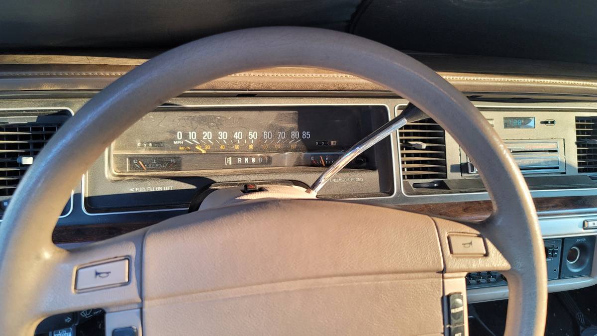 Ford-crown-victoria-lx-1990-white-5