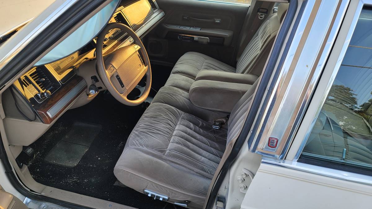 Ford-crown-victoria-lx-1990-white-6