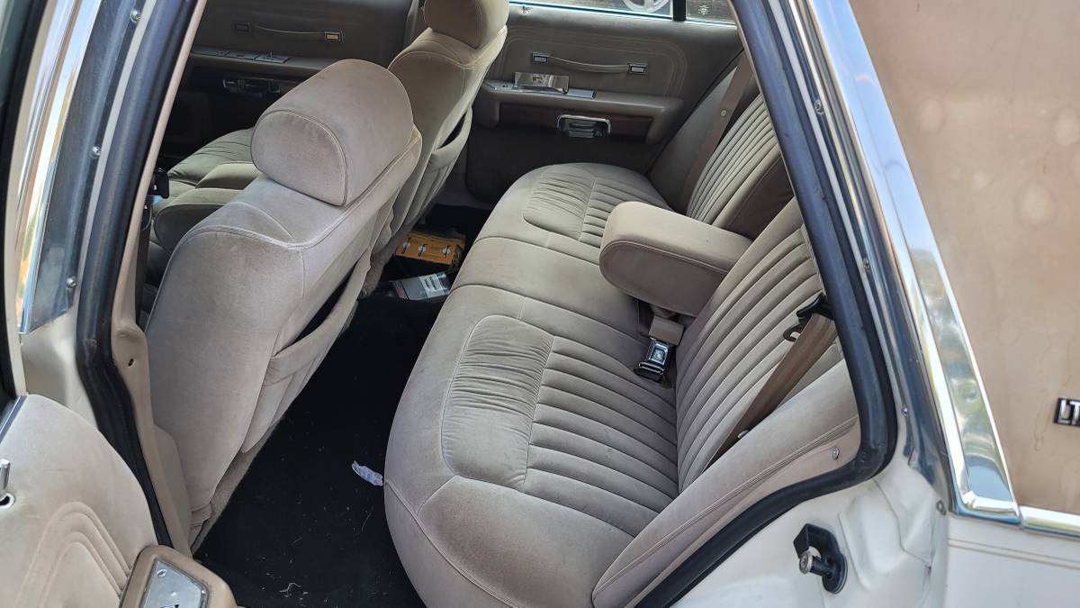 Ford-crown-victoria-lx-1990-white-7