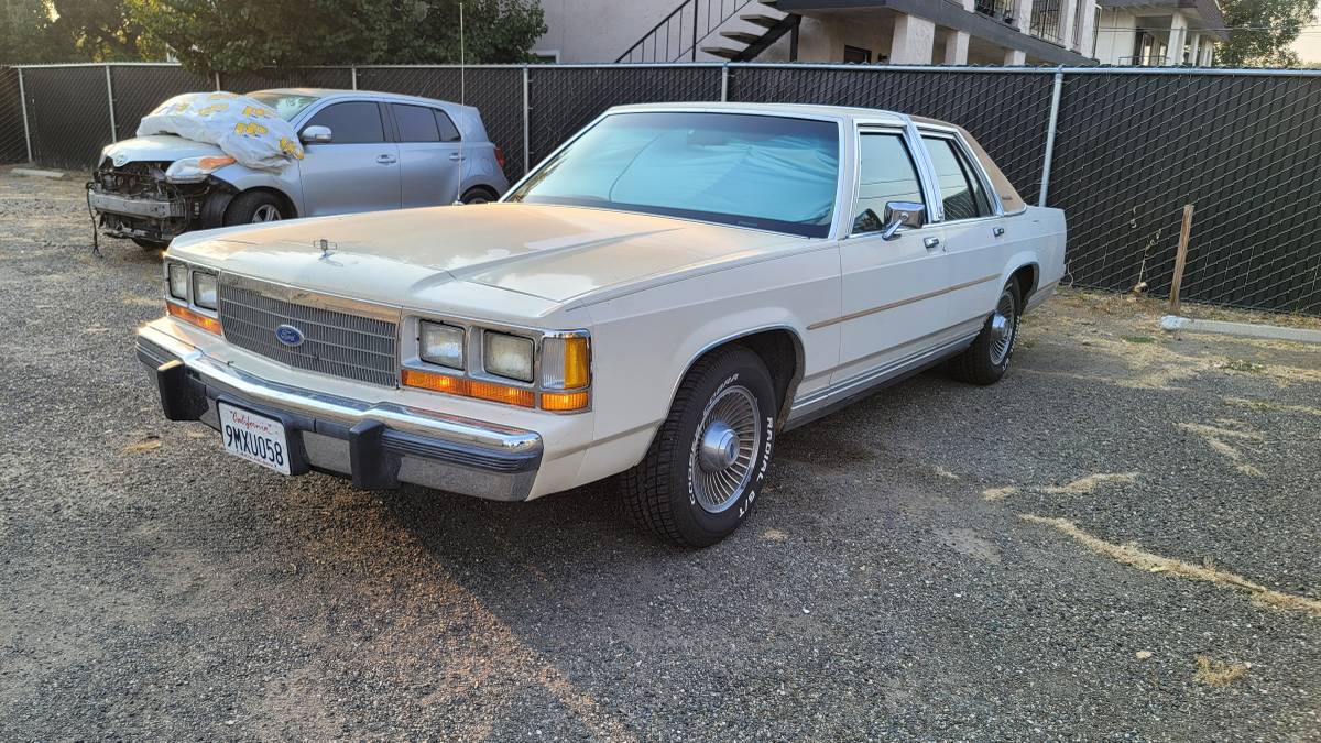 Ford-crown-victoria-lx-1990-white-9