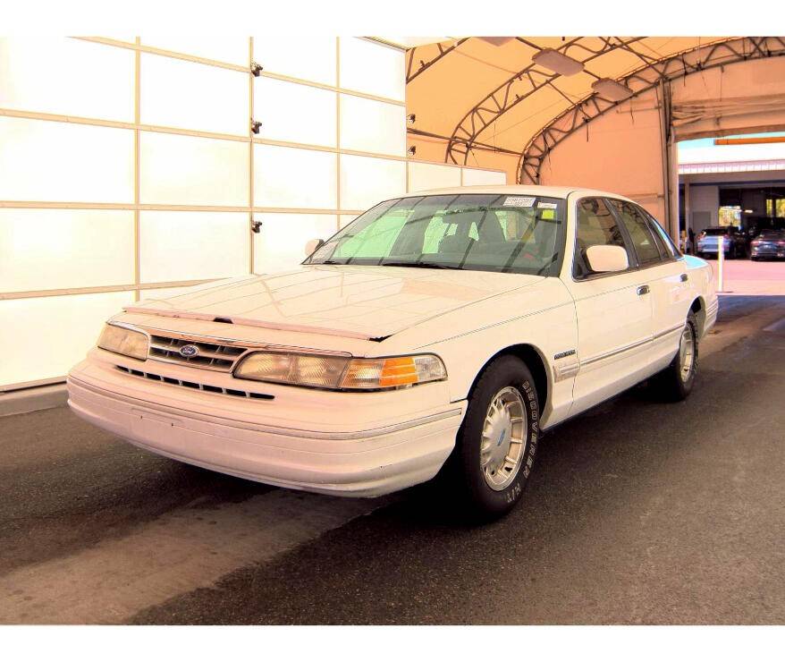 Ford-crown-victoria-lx-1995-black-1