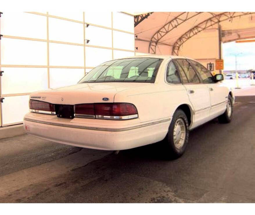 Ford-crown-victoria-lx-1995-black-2