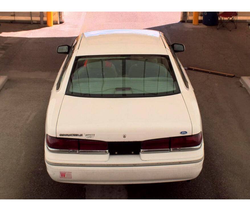 Ford-crown-victoria-lx-1995-black-3
