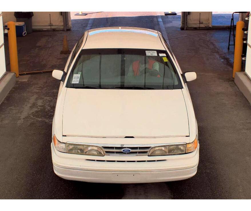 Ford-crown-victoria-lx-1995-black-4