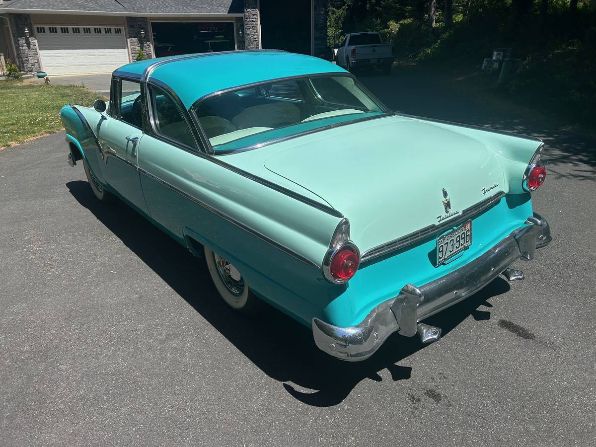 Ford-crown-victoria-police-1955-8