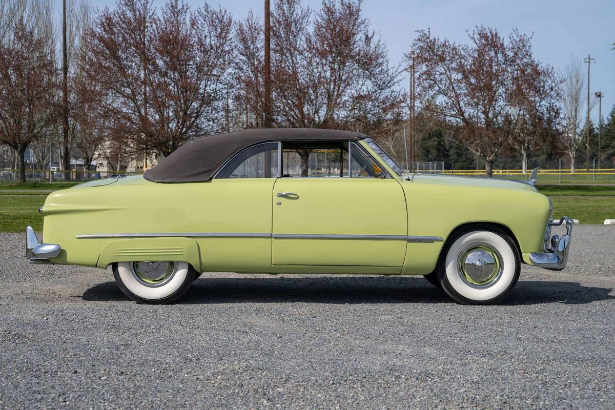 Ford-custom-coupe-1949-green-2