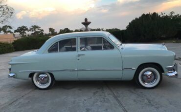 Ford-custom-deluxe-1950-green-7