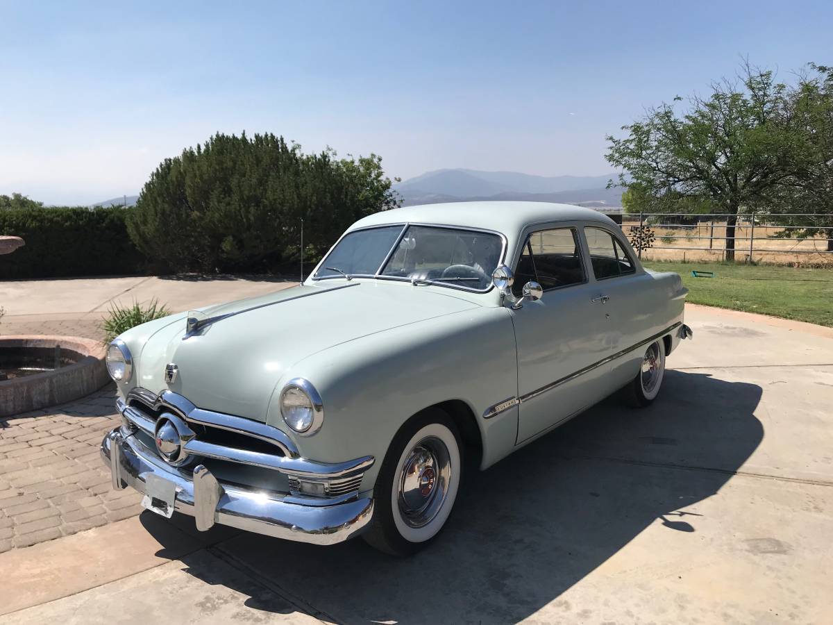 Ford-custom-deluxe-1950-green