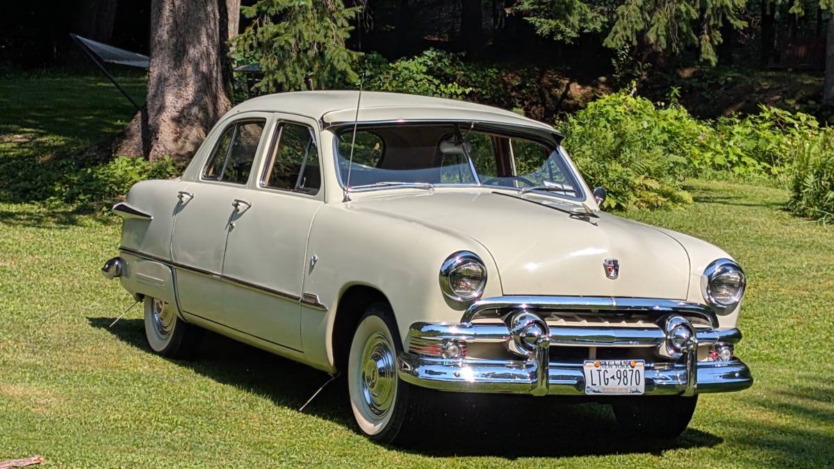 Ford-custom-deluxe-four-door-1951-custom-10