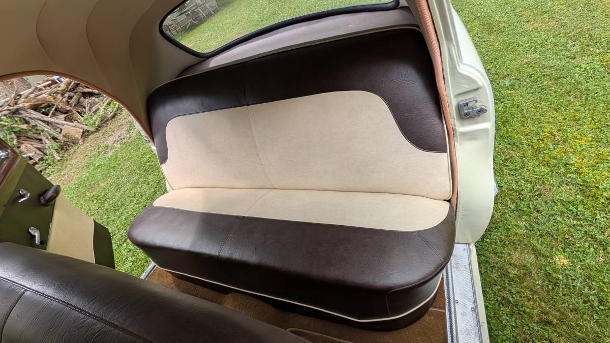 Ford-custom-deluxe-four-door-1951-custom-2