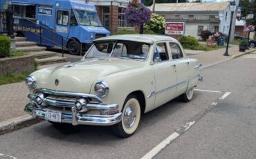 Ford-custom-deluxe-four-door-1951-custom