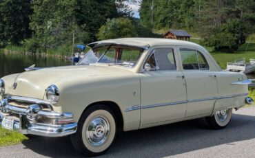 Ford-custom-deluxe-four-door-1951-custom-9