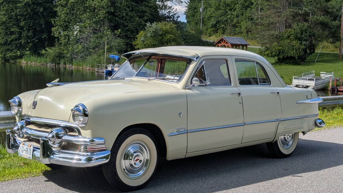 Ford-custom-deluxe-four-door-1951-custom-9