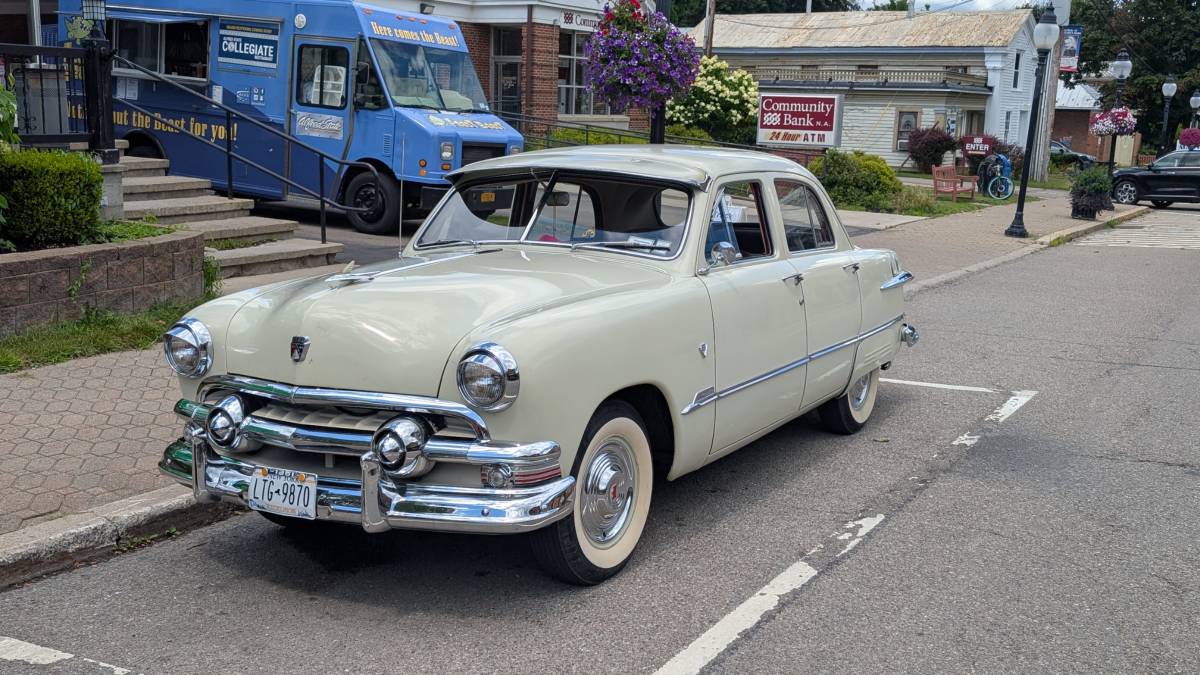 Ford-custom-deluxe-four-door-1951-custom