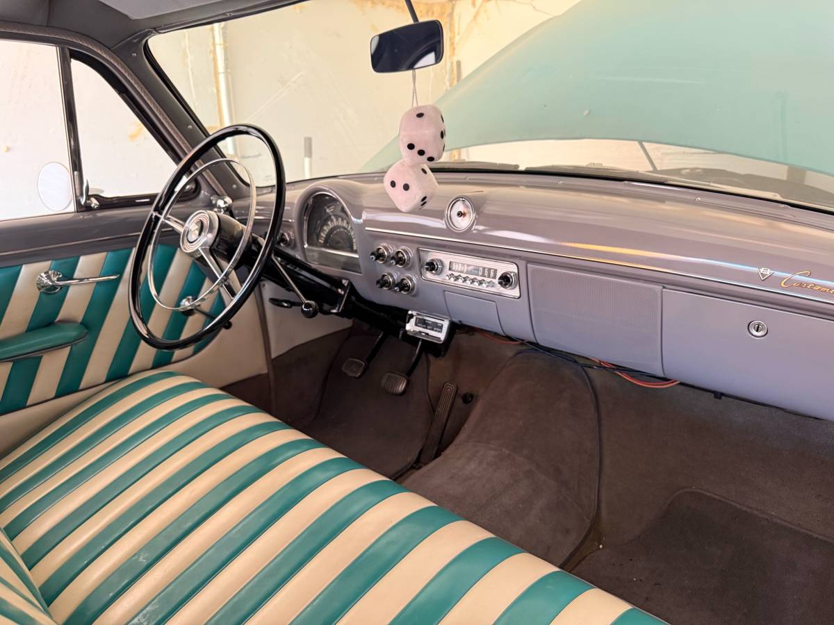 Ford-custom-line-2-door-sedan-1952-green-10