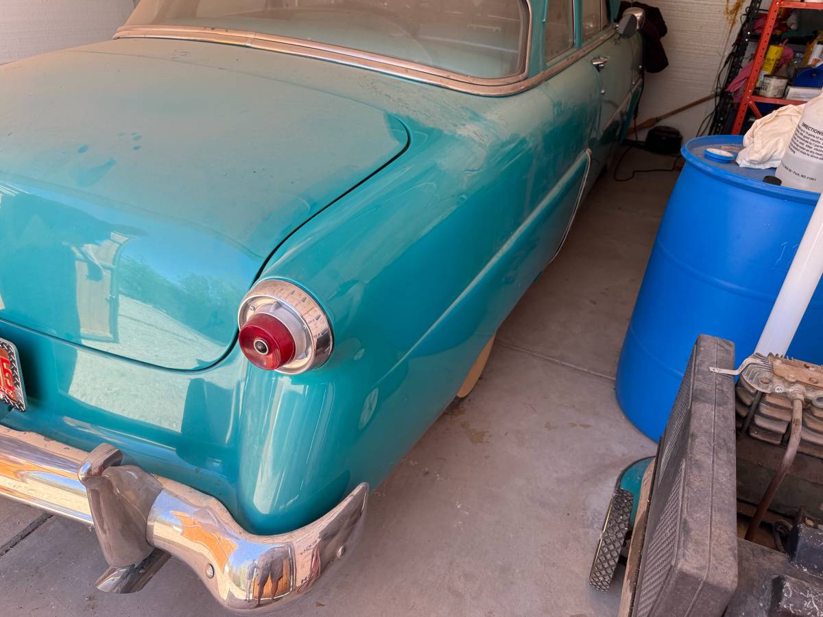 Ford-custom-line-2-door-sedan-1952-green-14