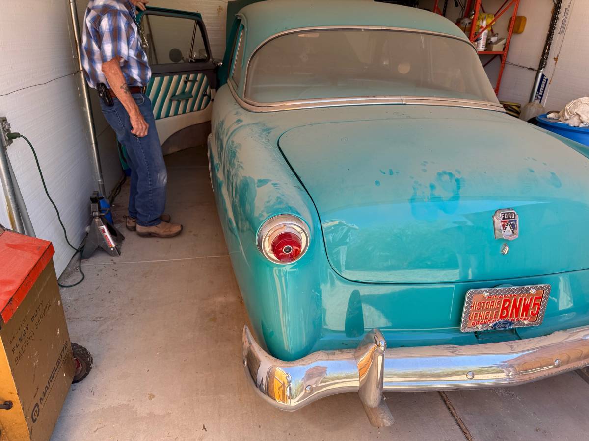 Ford-custom-line-2-door-sedan-1952-green-15