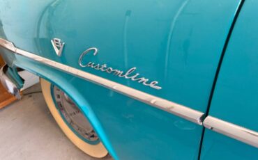 Ford-custom-line-2-door-sedan-1952-green-5